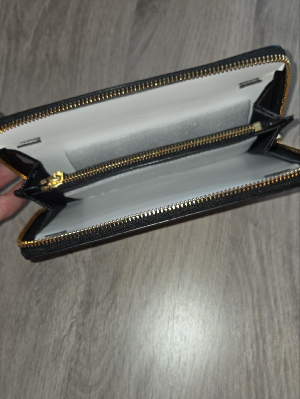 Tory Burch Black Leather Zip Wallet with Cutout Logo - Picture 2 of 2